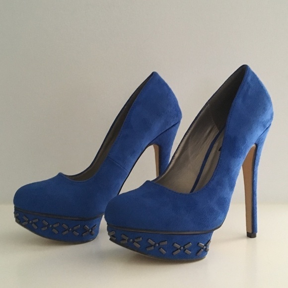 Blue Pump with Stud Accents and Island Platform - Picture 1 of 6